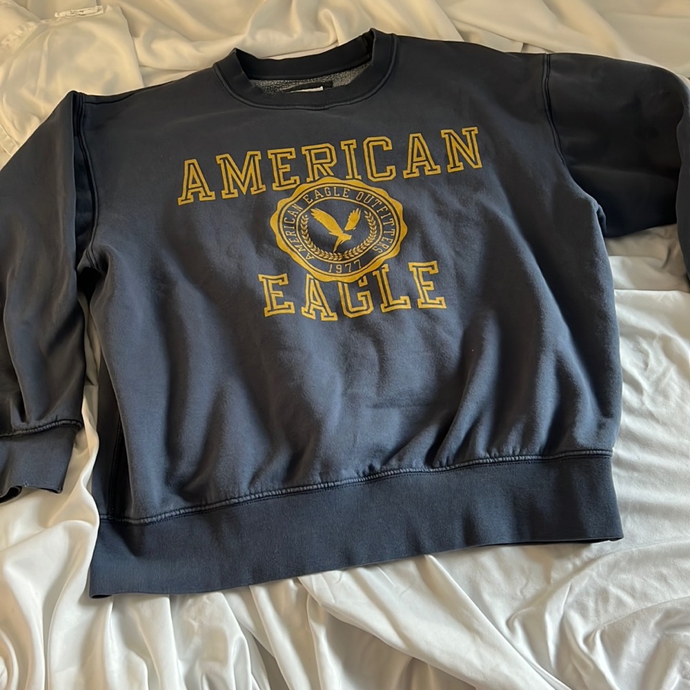 American Eagle Outfitters xs/s sweatshirt. AMERICAN EAGLE OUTFITTERS 1977 logo